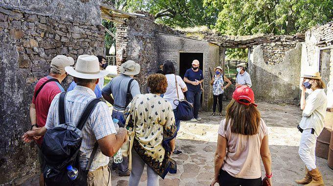 El Castillo Morató recibió visitantes locales con velada musical folclórica